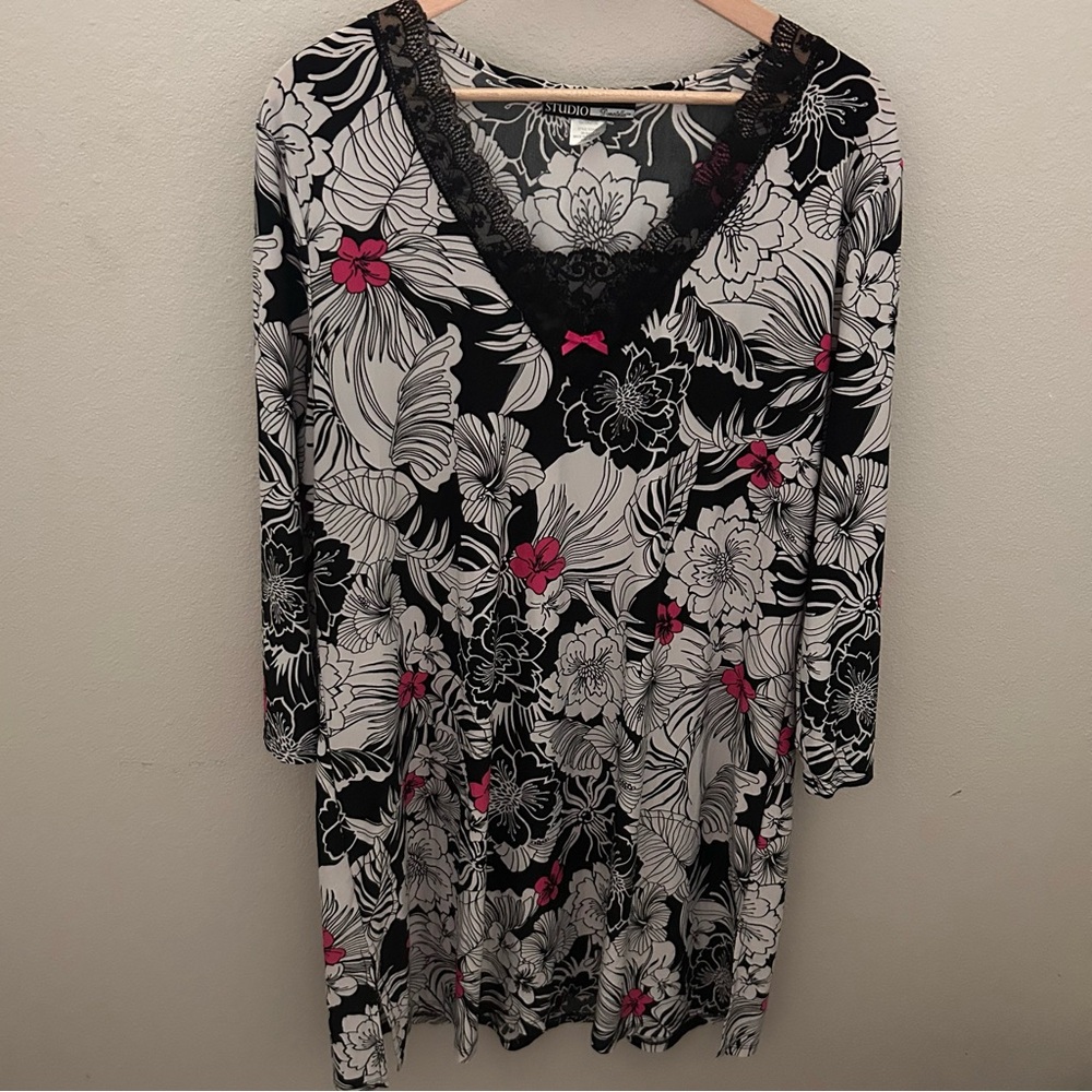 ✨Studio Donatella floral print nightgown with a v-neck and lace trim size XL
